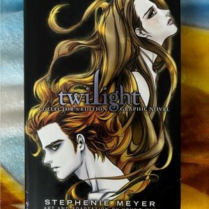 The Twilight Saga Twilight: Graphic Novel Collector's Edition by Stephenie Meyer